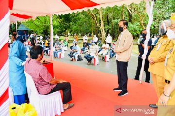 Presiden Jokowi meninjau vaksinasi pelaku UMKM di Kendari