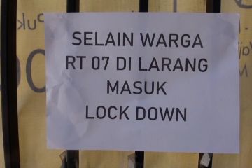 Akses satu RT ditutup akibat COVID-19, Polisi bantu warga