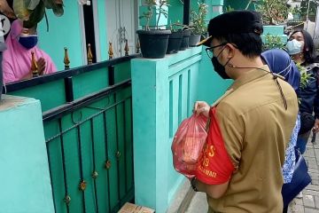 Klaster kampung, Pemkot Tangerang berikan bantuan logistik