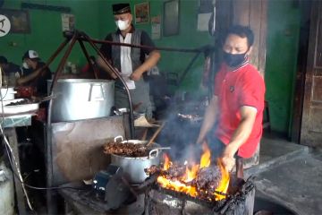 Mencicipi sate kambing jumbo Klaten yang legendaris