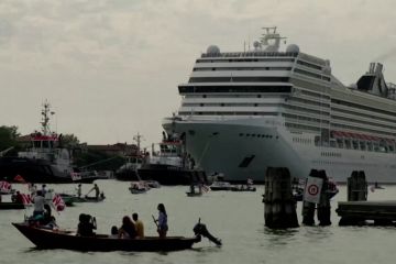 Kedatangan kapal pesiar disambut pengunjuk rasa di Venesia