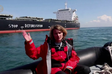 Greenpeace Prancis cegat kapal pengimpor kedelai