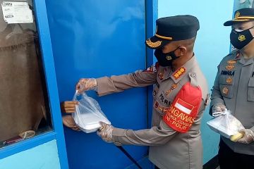 Polisi bagikan bantuan di zona merah klaster kampung Tangerang Kota