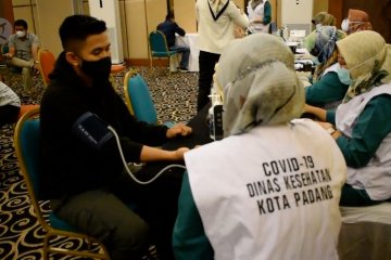 1.300 pekerja hotel dan restoran di Padang terima vaksin COVID-19