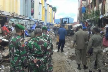 Pemkot Ambon bongkar lapak pedagang Pasar Mardika