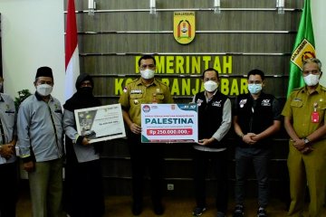 Wali kota Banjarbaru serahkan donasi Palestina