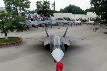 Produsen pesawat China pamerkan jet tempur siluman di ultah ke-70
