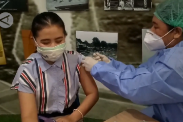 Vaksinasi di Puspemkot Tangerang, Prilly Latuconsina imbau jangan takut