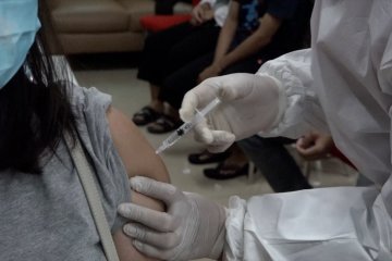 Vaksinasi masyarakat usia 18 tahun ke atas di Puskesmas Tambora