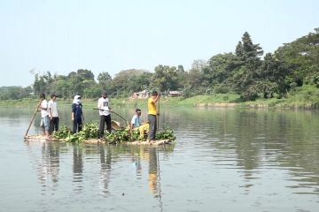 Aksi bersih-bersih di Situ Pengarengan Depok