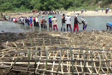 Jelang kemarau, warga Kuningan bendung Sungai Cisanggarung