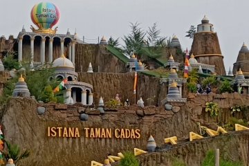 Megahnya Istana Taman Cadas di Serang