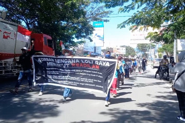 Aksi jalan kaki warga dari Donggala ke Palu tuntut huntap
