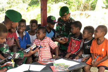 Satgas TNI ajarkan anak usia dini di perbatasan baca tulis