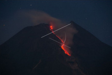 Gunung Merapi luncurkan awan panas ke arah tenggara dan barat daya