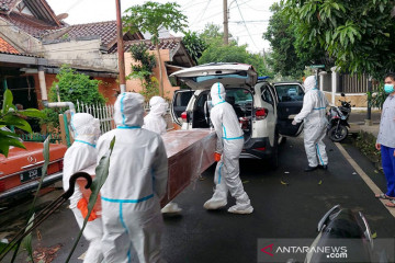 Satpel Dishub Cilandak bantu evakuasi jenazah warga positif COVID-19