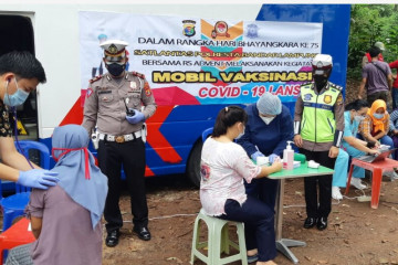 Mobil vaksin COVID-19 Polresta Bandarlampung sambangi warga