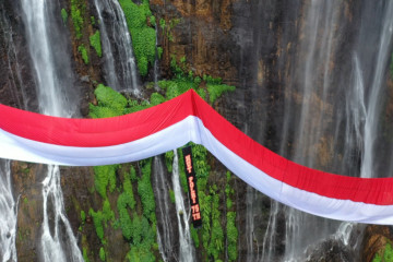 Polri kibarkan bendera raksasa di Air Terjun Tumpak Sewu