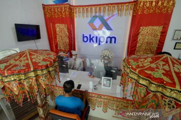 PELAYANAN PUBLIK MENGGUNAKAN PAKAIAN ADAT