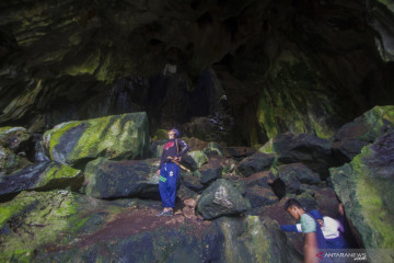 Suasana goa Batu Sawar di lokasi wisata alam Geopark Meratus