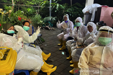 Modin Muslimat NU Surabaya bantu tangani jenazah pasien COVID-19