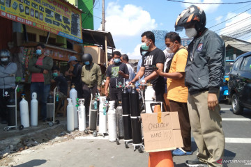 Warga antre isi ulang tabung oksigen di Jakarta Selatan