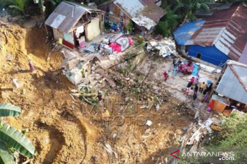 Tiga Rumah Tertimbun Tanah Longsor Di Kendari