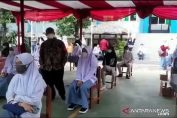 Ratusan siswa MAN 2 Jakarta Timur jalani vaksinasi COVID-19