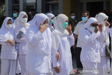 Penghormatan terakhir untuk bidan yang meninggal karena COVID-19