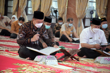 Khotmil Quran hadapi COVID-19 digelar setiap hari di Surabaya