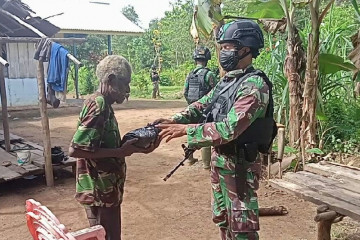 Satgas TNI bagikan beras untuk warga Papua di perbatasan RI-PNG