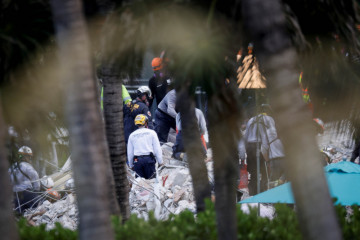 Korban tewas gedung runtuh di Florida jadi 64 orang