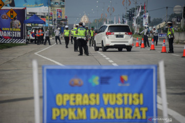Penegakan aturan PPKM Darurat di gerbang keluar Tol Soreang