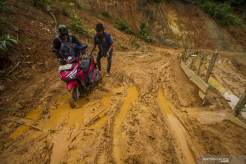 Jalan penghubung desa di Kabupaten Hulu Sungai Tengah masih rusak