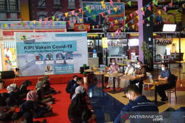 FK Unand edukasi masyarakat seputar vaksin COVID-19 di mall