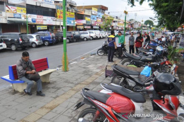 Merawat fasilitas umum tanggung jawab siapa ?