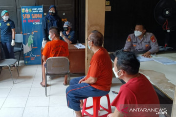 Puluhan tahanan Polrestro Jakarta Barat divaksin COVID-19