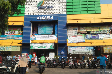 Warga pilih belanja di Pasar Karbela jelang siang saat PPKM Darurat