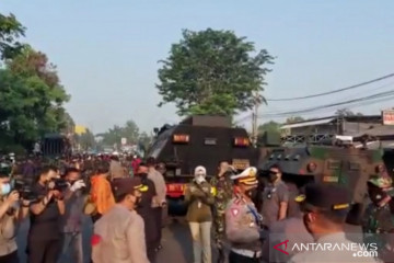 Polisi-TNI putar balik pengendara di Lenteng Agung saat PPKM Darurat