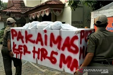 Petugas sosialisasikan prokes gunakan "pocong" dan peti mati di Kamal