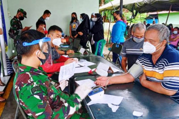 TNI/Polri bersama instansi terkait gelar serbuan vaksinasi di Papua