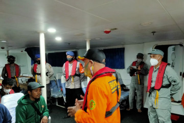 Tim SAR gabungan evakuasi tujuh penumpang kapal mati mesin