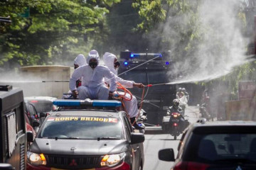 Penyemprotan disinfektan di jalanan Kota Solo