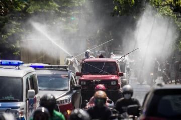 Penyemprotan disinfektan di jalanan Kota Solo