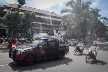 Penyemprotan disinfektan di jalanan Kota Solo