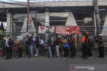 Antrean penumpang KRL di Stasiun Citayam saat PPKM Darurat