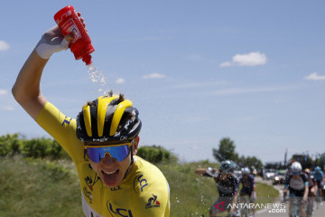 Tadej Pogacar kokoh kenakan jersey kuning Tour de France