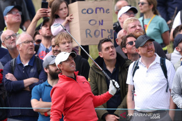 Aksi Rory McIlroy pada turnamen golf Scotttish Open
