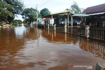 Ratusan warga di Aceh Barat masih terkurung banjir