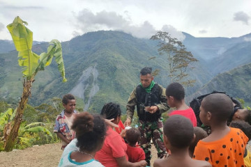 Satgas TNI ajak anak di pegunungan Papua belajar dan bermain